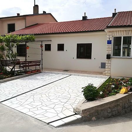 סנג' Apartment And Rooms Markovic מראה חיצוני תמונה